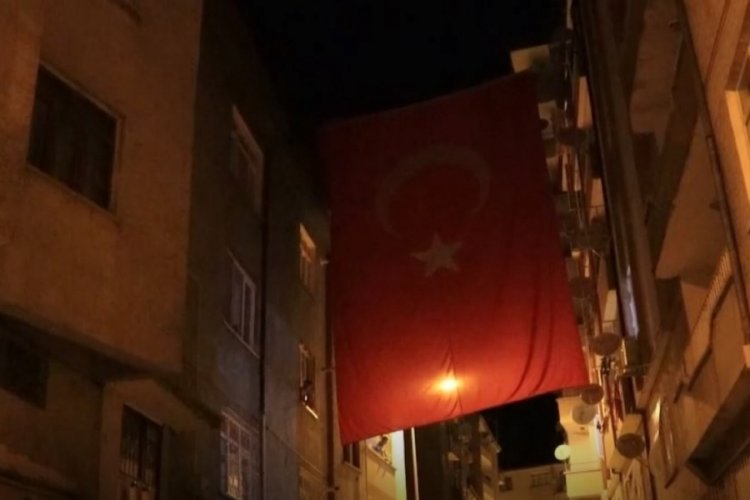 Kahramanmaraş şehidimizin baba ocağı T&uuml;rk bayraklarıyla donatıldı