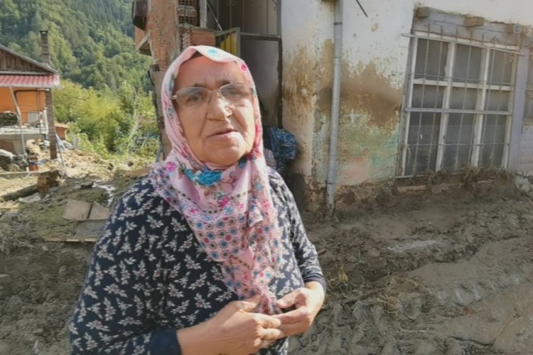 Yaşlı kadın selden oğluyla el ele tutuşarak kurtuldu