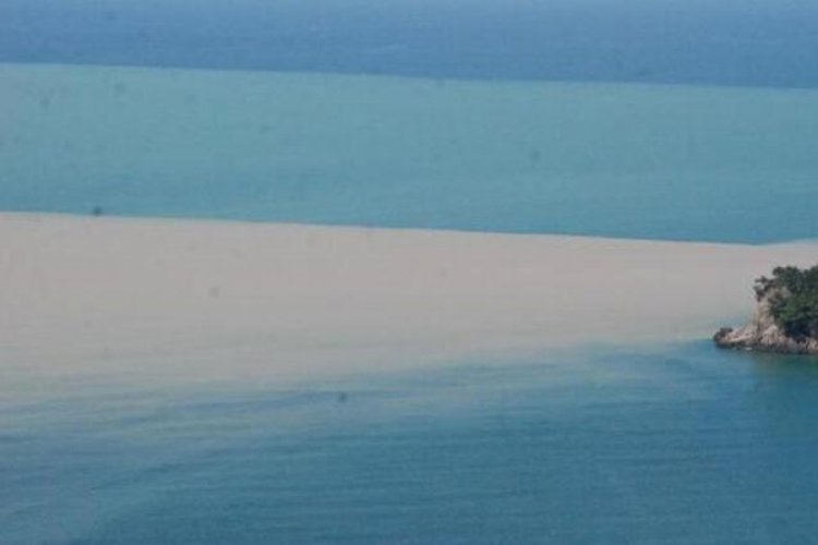 Sel sonrası Bartın'da deniz &ccedil;amura d&ouml;nd&uuml;