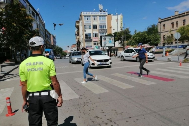 Yayaya yol vermeyen s&uuml;r&uuml;c&uuml;lere rekor ceza
