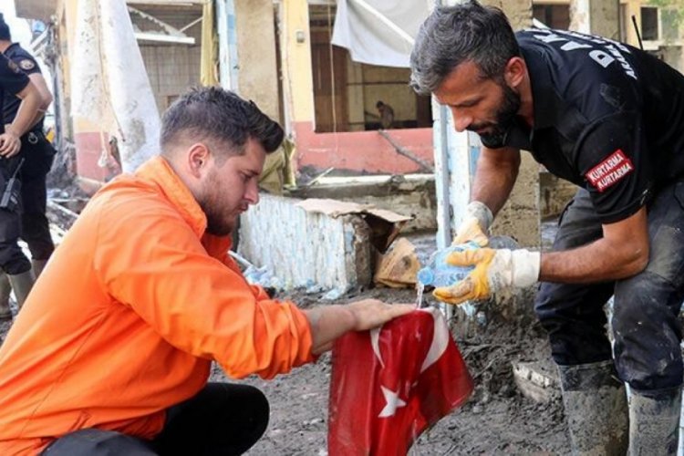 &Ccedil;amurun altında kalan T&uuml;rk bayrağını yıkayıp &ouml;perek tekrar astılar