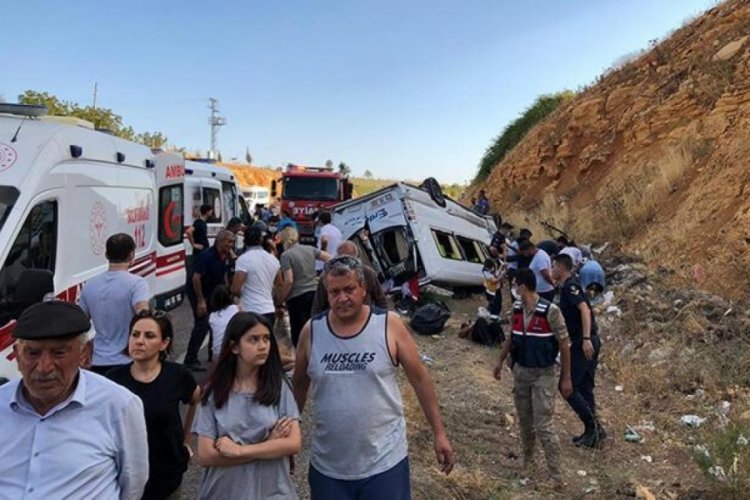 Kahramanmaraş'ta minib&uuml;s devrildi, &ccedil;ok sayıda kişi yaralandı