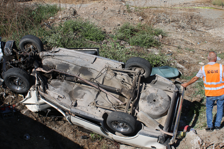 Hatay'da otomobil su kanalına devrildi: 2 &ouml;l&uuml;, 2 yaralı