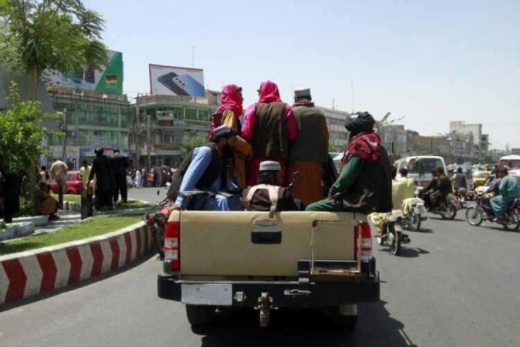 Taliban Kabil'e girdi! Cumhurbaşkanlığı Sarayı'nı ele ge&ccedil;irdi