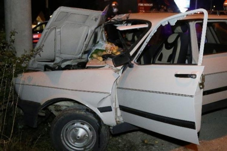 Bolu'da direğe &ccedil;arpan otomobilin s&uuml;r&uuml;c&uuml;s&uuml; yaralandı