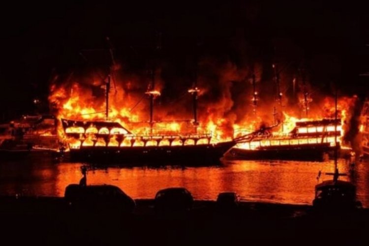 Antalya'da yanan teknenin i&ccedil;inden atlayarak kurtuldular!