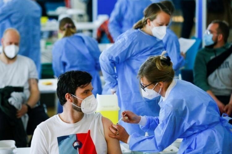 Delta etkisi! Koronavir&uuml;s artık en &ccedil;ok onları hedef alıyor