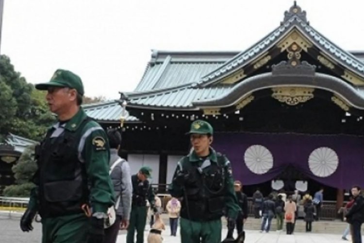 Japonya Başbakanı Tokyo'daki tartışmalı tapınağa bağış yapması tepki &ccedil;ekti