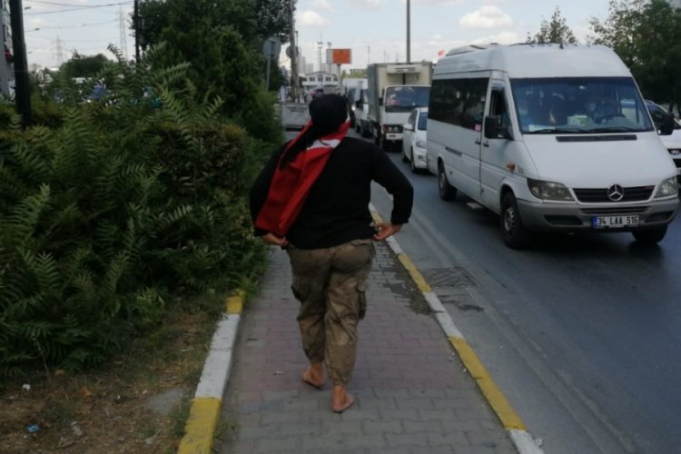 Acılı anne adalet i&ccedil;in &ccedil;ıplak ayakla y&uuml;r&uuml;yor