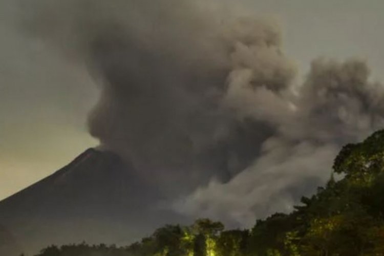 Endonezya'daki Merapi Yanardağı'nda patlama meydana geldi