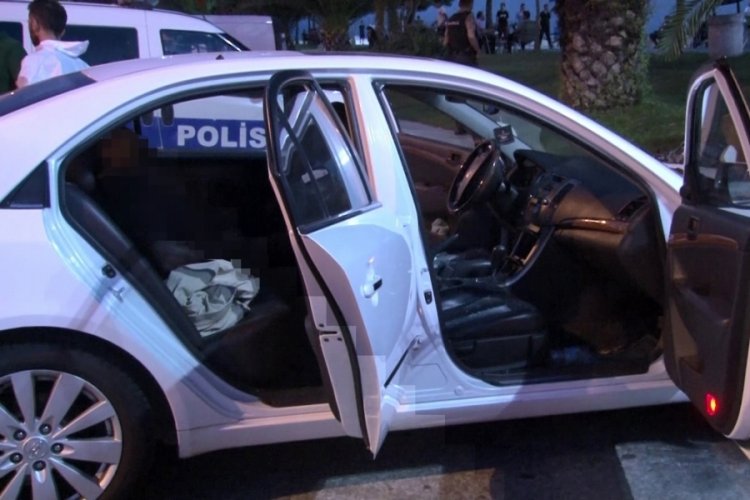 İstanbul'da sahil yolunda otomobil i&ccedil;erisinde ceset bulundu