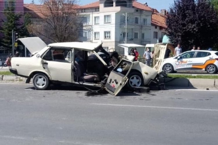K&uuml;tahya'da feci kaza! TIR ile otomobil &ccedil;arpıştı: 6 yaralı