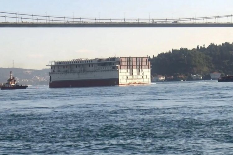 Dev geminin par&ccedil;ası İstanbul Boğazı'ndan ge&ccedil;ti