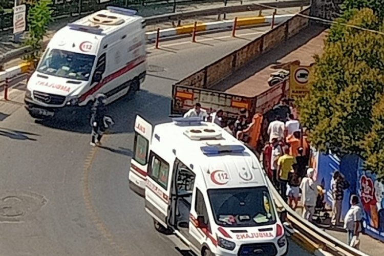 İstanbul'da feci kaza! 2 &ccedil;ocuk 1 kadın bariyerlere sıkıştı
