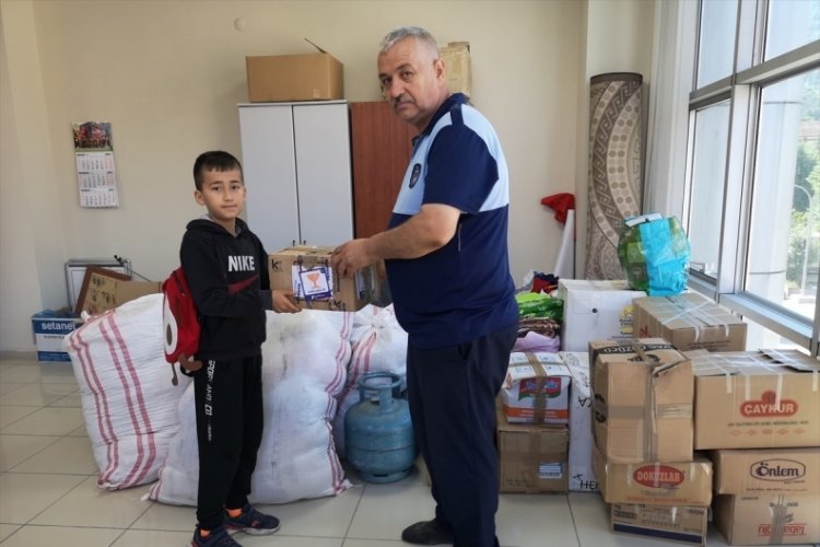 10 yaşındaki &ccedil;ocuk har&ccedil;lıklarıyla afetzedelere destek oldu