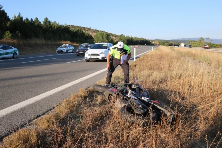 Bariyerlere &ccedil;arpan motosiklet s&uuml;r&uuml;c&uuml;s&uuml; hayatını kaybetti