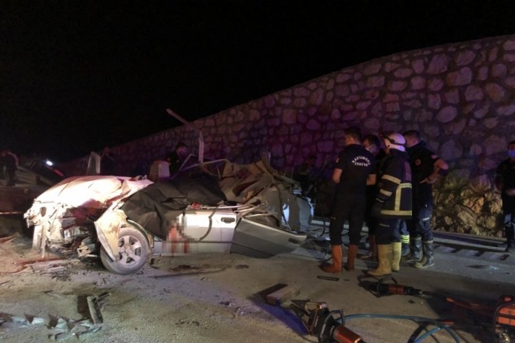 Ortalık savaş alanı: Kazaya yardım i&ccedil;in duran tıra otomobil &ccedil;arptı