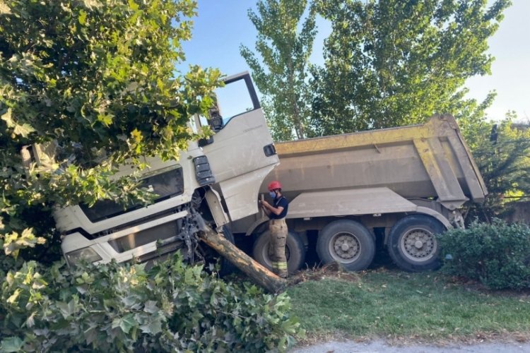 Hafriyat kamyonunun altında kalmaktan son anda kurtuldu