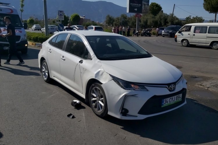 Otomobilin &ccedil;arptığı gen&ccedil; kız, ağır yaralandı