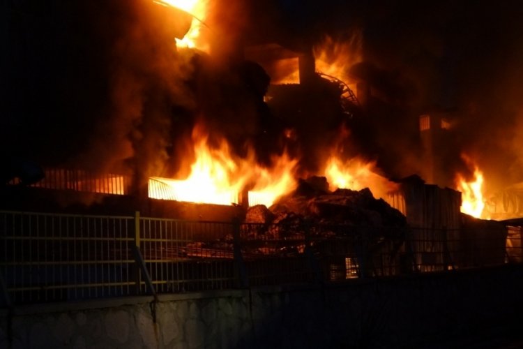 Uşak'taki fabrika yangını s&ouml;nd&uuml;r&uuml;lemedi