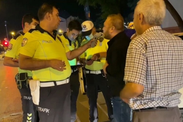 Bursa'da alkoll&uuml; s&uuml;r&uuml;c&uuml;den polis ekiplerine: "Yeni kasap d&uuml;kkanı a&ccedil;tım"
