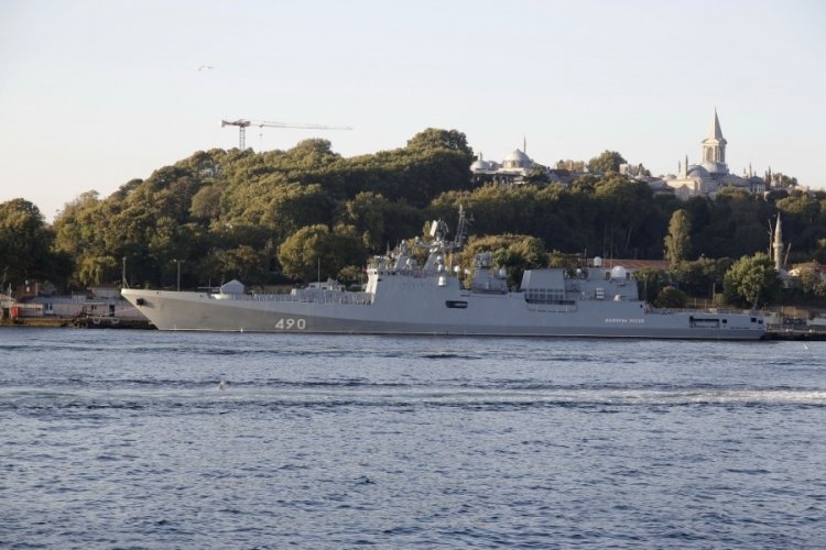 Rus savaş gemisi İstanbul'da Sarayburnu Limanı'na demirledi