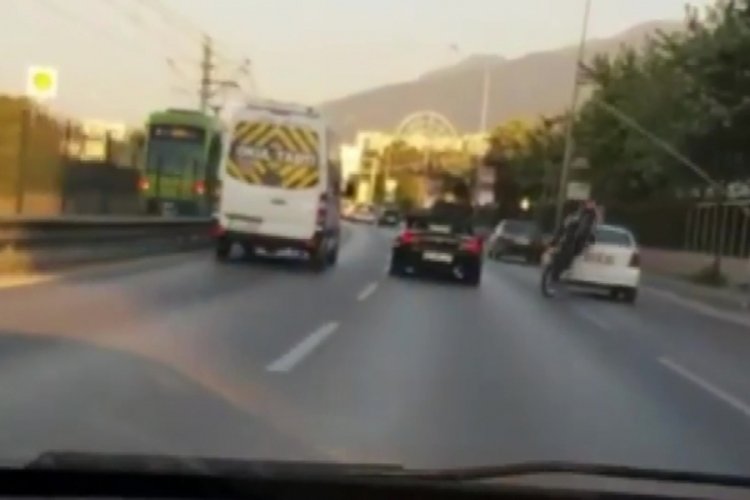 Bursa'da makas atan motosiklet s&uuml;r&uuml;c&uuml;s&uuml; otomobile b&ouml;yle &ccedil;arptı