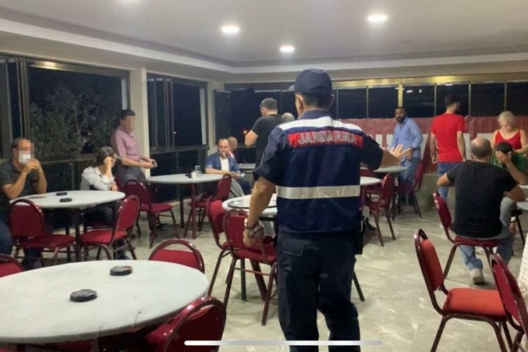İzmir'de kumar oynarken su&ccedil;&uuml;st&uuml; yakalanan 30 kişiye para cezası!