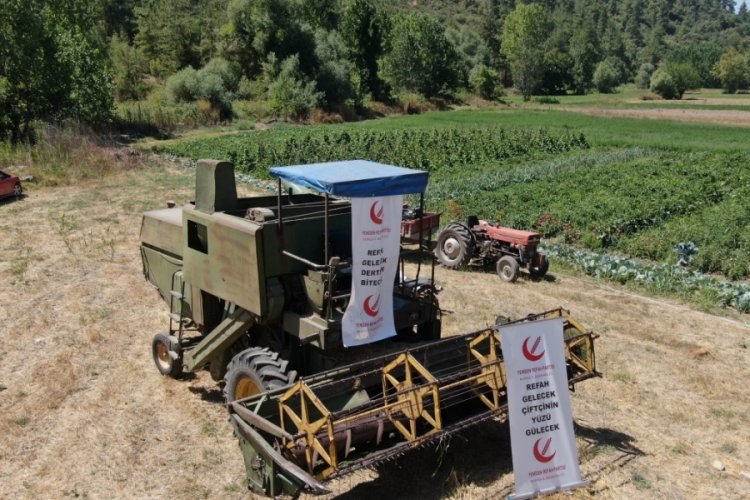 Bursa'da Yeniden Refah Partisi &ccedil;ift&ccedil;inin durumunu anlamak i&ccedil;in tarlada tarım yapıyor