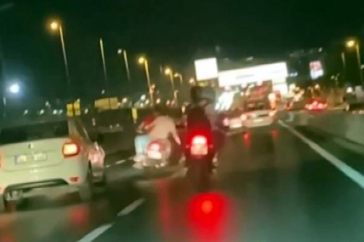 İstanbul'da D-100'de makas atan motosiklet s&uuml;r&uuml;c&uuml;s&uuml; kamerada