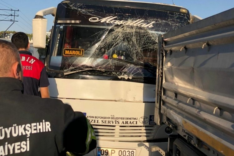 Aydın'da feci kaza! Otob&uuml;s, TIR'a &ccedil;arptı: 11 yaralı
