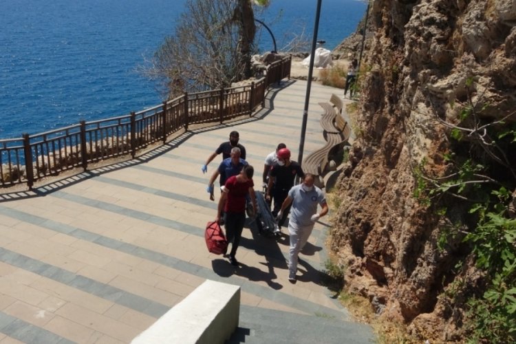 Antalya'da falezler &uuml;zerinde ceset bulundu! Film izler gibi izlediler