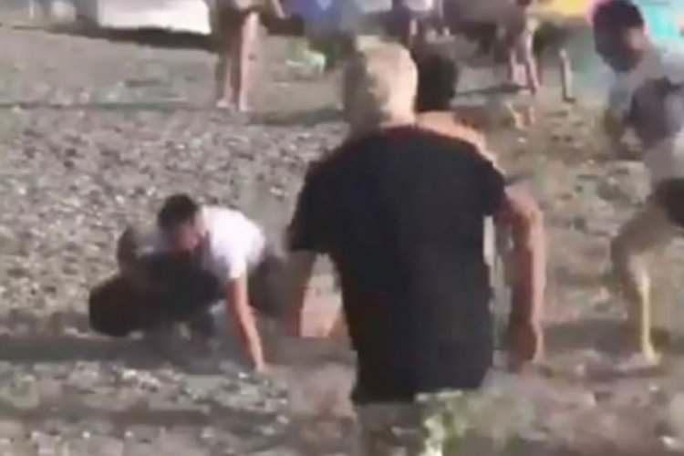 İspanya'da g&uuml;neşlenen vatandaşlar kendilerini bir anda uyuşturucu ka&ccedil;ak&ccedil;ılarının i&ccedil;erisinde buldular!