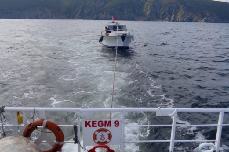 &Ccedil;anakkale Biga'da s&uuml;r&uuml;klenen yat kurtarıldı