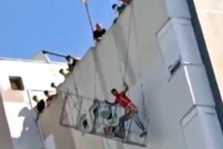 Antalya'da 12'nci katta mahsur kalan boyacı kardeşler kurtarıldı