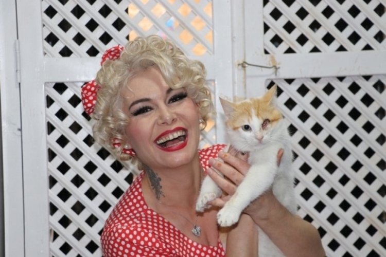Yerli Marilyn Monroe dilenci kızı darbetti!