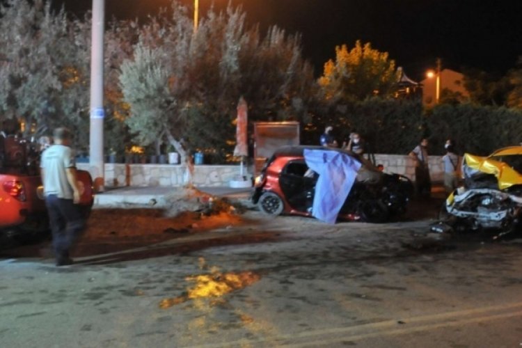 Taksiyle &ccedil;arpışan s&uuml;r&uuml;c&uuml; hayatını kaybetti