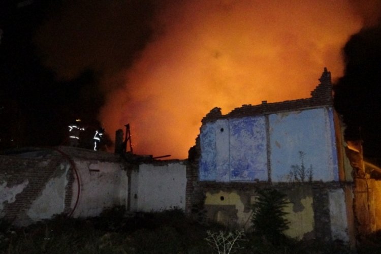Bursa'da korkutan yangın! Metruk bina alev alev yandı