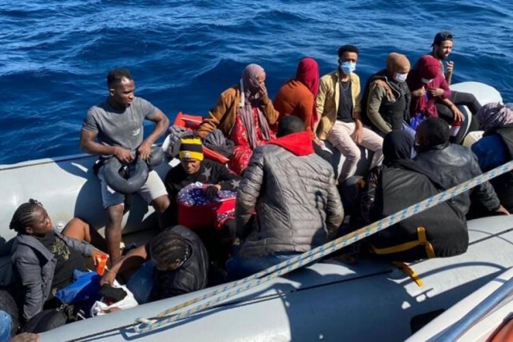 İzmir'de 19 d&uuml;zensiz g&ouml;&ccedil;men yakalandı