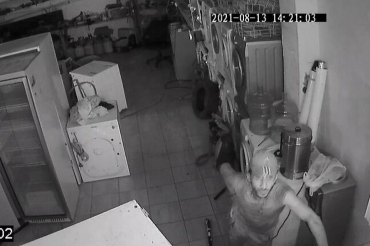İstanbul'da  bir garip hırsızlık anı! &Ccedil;amaşır makinasının arkasına saklandı