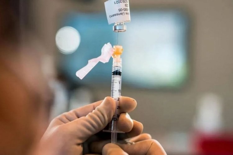 Aşısız &ccedil;alışan tartışması giderek b&uuml;y&uuml;yor: İşten &ccedil;ıkarma olur mu?