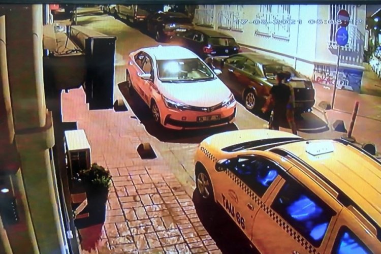 İstanbul'da telefon hırsızlığı! Arkadaşının engellemesine rağmen taksiden &ccedil;aldı