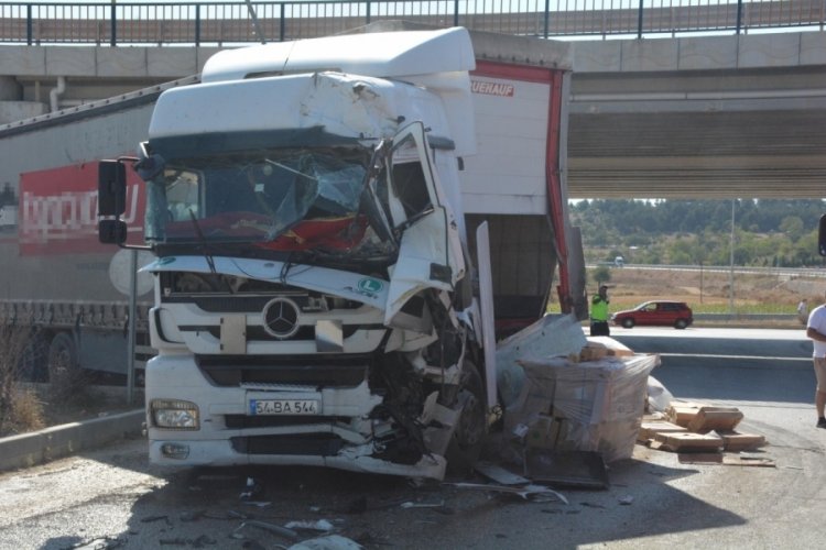Bilecik'te feci kaza! 2 TIR &ccedil;arpıştı: 2 yaralı
