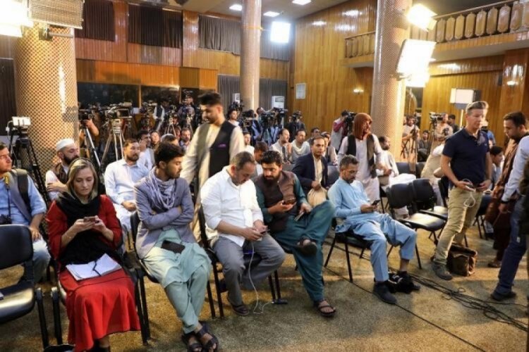 Taliban s&ouml;zc&uuml;s&uuml;ne soru soran tek kadın gazeteciyi d&uuml;nya konuşuyor!
