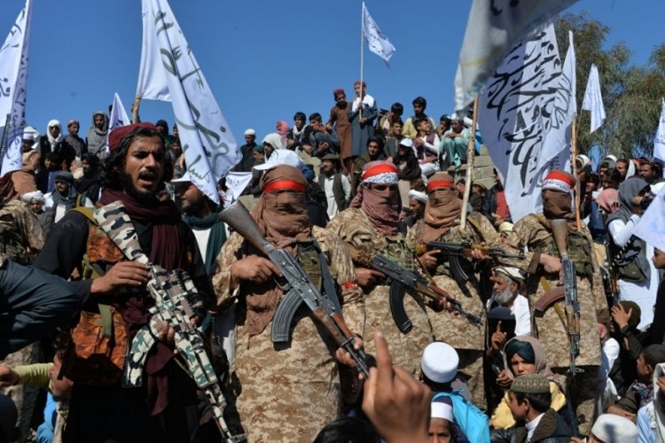 Nangarhar vilayetinde Taliban'a 'bayrak' protestosu! 2 &ouml;l&uuml;, 12 yaralı