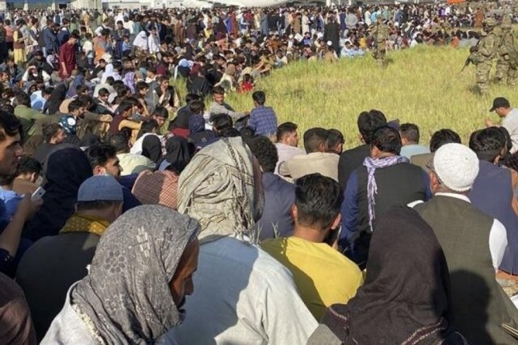 NATO duyurdu: Kabil Havaalanı'nda &ccedil;ıkan izdihamda en az 17 kişi yaralandı