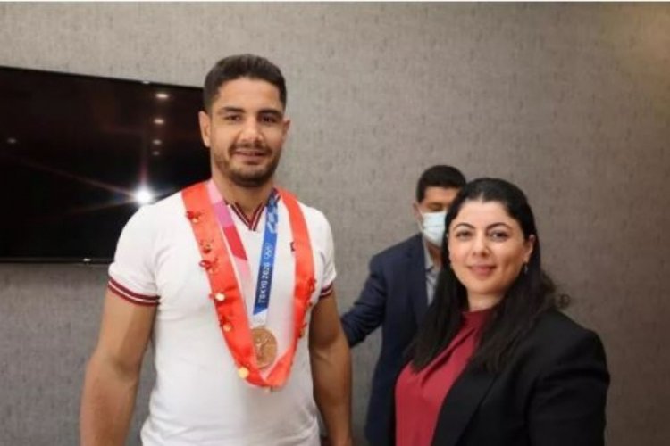 Taha Akg&uuml;l hediye edilen altınları afetzedelere bağışladı