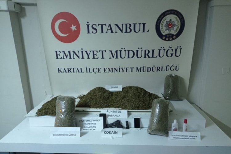İstanbul'da sahte parayla alışveriş yapan ş&uuml;phelinin evinden 9 kilo 800 gram uyuşturucu &ccedil;ıktı