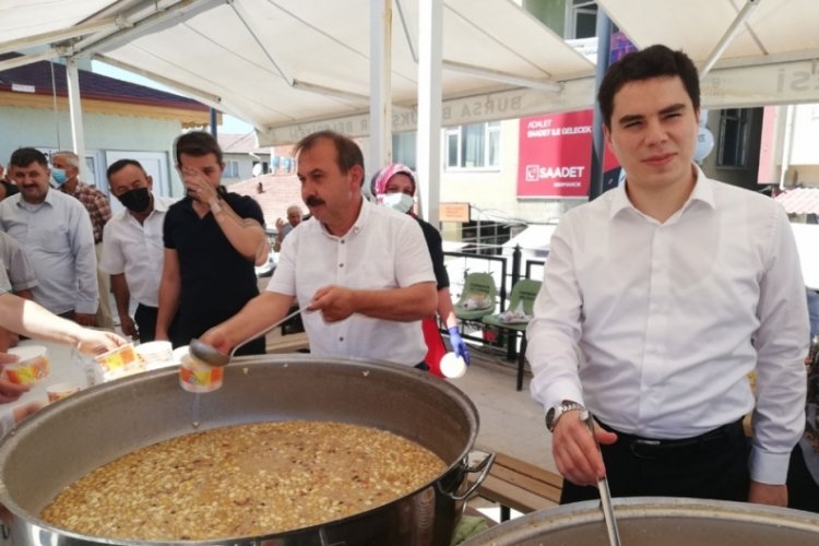 Bursa Harmancık Belediye Başkanı aşure dağıttı