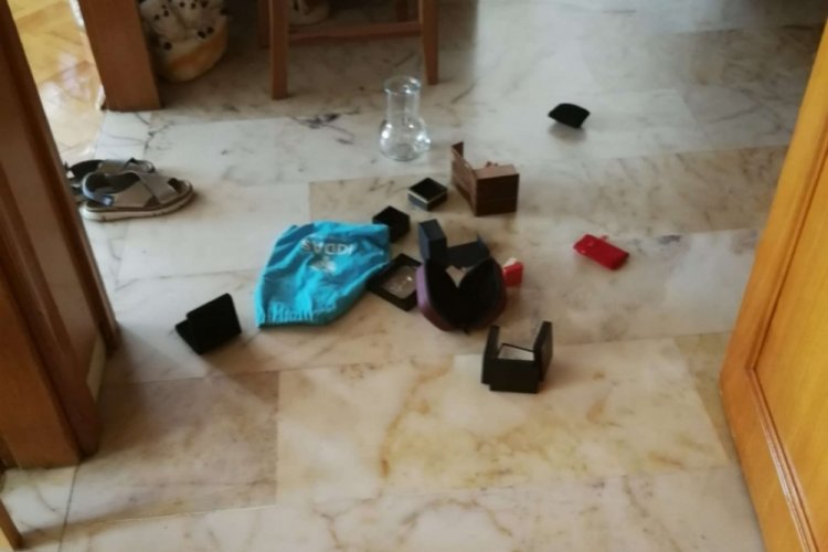 İstanbul'da 120 bin liralık ziynet eşyası &ccedil;alıp su dolu s&uuml;rahi bıraktılar